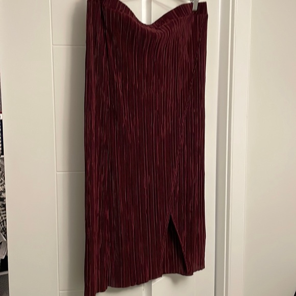 Festive skirt by top shop in a deep burgandy color - Picture 1 of 1